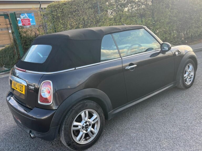 MINI Convertible in Leighton Buzzard - 2013 MINI Convertible 1.6 One Euro 6 2dr at John Autos Ltd - photo 4