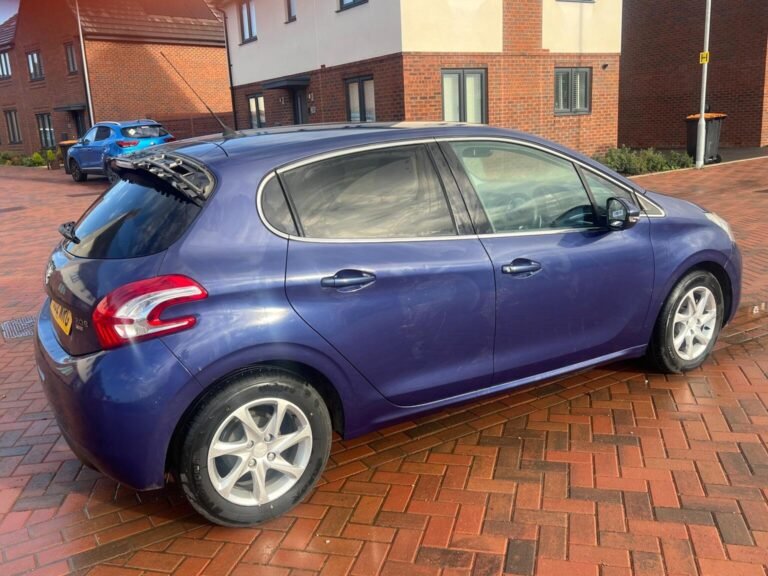Peugeot 208 for sale in Leighton Buzzard - 2013 Peugeot 208 1.4 e-HDi Allure EGC Euro 5 (s/s) 5dr at John Autos Ltd - photo 4
